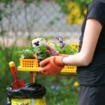 Ogrodnik – specjalista, który tworzy nowoczesne ogrody z pasją i precyzją